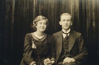 Groepsportret van Helena (Heleen) MG (1901-1976) en Aalt Willem Westra van Holthe (1897-1971)